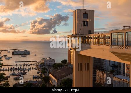 Blick auf den Sonnenuntergang vom Lacerda Aufzug im historischen Zentrum von Salvador, Bahia, Brasilien Stockfoto