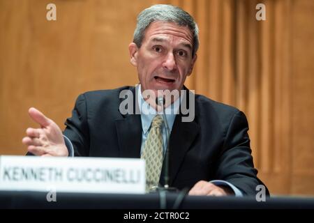 Washington, Vereinigte Staaten Von Amerika. September 2020. Kenneth Cuccinelli, ein hochrangiger Beamter, der die Aufgaben des stellvertretenden Sekretärs des Ministeriums für Innere Sicherheit wahrnimmt, bezeugt während der Anhörung des Ausschusses für Innere Sicherheit und Regierungsangelegenheiten des US-Senats mit dem Titel „Bedrohungen für die Heimat“ am Donnerstag, dem 24. September 2020 im Dirksen Senate Office Building. Quelle: Tom Williams/Pool via CNP – weltweite Nutzung Quelle: dpa/Alamy Live News Stockfoto