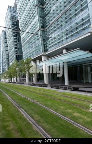 Tramlinien oder Gleise für die Midland Metro öffentlichen Verkehrsmittel in Snow Hill im Stadtzentrum am 5. August 2020 in Birmingham, Großbritannien. Die Midland Metro ist eine Straßenbahn-Linie mit Stadtbahn in der Grafschaft West Midlands, England, die zwischen den Städten Birmingham und Wolverhampton über die Städte West Bromwich und Wednesbury verkehrt. Die Strecke wird auf Straßen in städtischen Gebieten betrieben und wiedereröffnet herkömmliche Bahngleise, die die Städte und Gemeinden verbinden. Die Eigentümer sind Transport for West Midlands mit Betrieb durch National Express Midland Metro, eine Tochtergesellschaft von National Express. TfWM selbst. Stockfoto