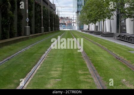 Tramlinien oder Gleise für die Midland Metro öffentlichen Verkehrsmittel in Snow Hill im Stadtzentrum am 5. August 2020 in Birmingham, Großbritannien. Die Midland Metro ist eine Straßenbahn-Linie mit Stadtbahn in der Grafschaft West Midlands, England, die zwischen den Städten Birmingham und Wolverhampton über die Städte West Bromwich und Wednesbury verkehrt. Die Strecke wird auf Straßen in städtischen Gebieten betrieben und wiedereröffnet herkömmliche Bahngleise, die die Städte und Gemeinden verbinden. Die Eigentümer sind Transport for West Midlands mit Betrieb durch National Express Midland Metro, eine Tochtergesellschaft von National Express. TfWM selbst. Stockfoto