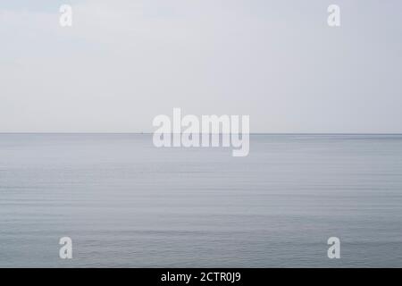 Blick auf den Horizont und das Meer am 15. September 2020 in Cemlyn, Anglesey, Wales, Vereinigtes Königreich. Cemlyn ist eine Bucht an der Nordwestküste von Anglesey, Nordwales, innerhalb der Gemeinschaft von Cylch-y-Garn. Von der Bucht durch einen Kiesstrand getrennt ist eine Bracklagune, die von einer Reihe kleiner Bäche gespeist wird. Stockfoto