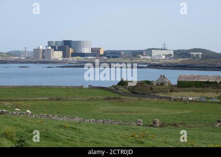 Blick auf das Kernkraftwerk Wylfa in Llanddausaint am 15. September 2020 von Cemlyn, Anglesey, Wales, Großbritannien. Wylfa Nuclear Power Station ist ein ehemaliges Magnox-Kraftwerk, das westlich der Bucht von Cemaes auf der Insel Anglesey vor der Nordwestküste von Wales liegt. Im Jahr 2012 wurde Reaktor 2 abgeschaltet. Drei Jahre später wurde Reaktor 1 am 30. Dezember 2015 abgeschaltet und endete damit 44 Jahre Betrieb am Standort. Stockfoto