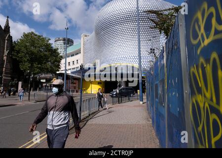 Da die Zahl der Covid-19-Fälle in Birmingham in der vergangenen Woche dramatisch angestiegen ist, wurden für Birmingham und andere Gebiete der West Midlands, Menschen mit Gesichtsmasken in der Nähe des ikonischen Selfridges-Gebäudes im Stadtzentrum am 12. September 2020 in Birmingham, Großbritannien, verstärkte Sperrmaßnahmen angekündigt. Mit der Umsetzung der Sechserregel ist der Raum Birmingham nun zu einem Bereich nationaler Intervention eskaliert, mit einem Verbot für Menschen, die sich mit Menschen außerhalb ihres eigenen Haushalts unterhalten, es sei denn, sie stammen aus derselben Unterstützungsblase. Stockfoto