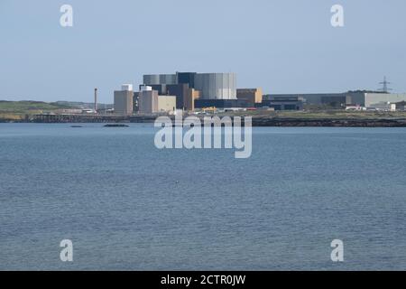 Blick auf das Kernkraftwerk Wylfa in Llanddausaint am 15. September 2020 von Cemlyn, Anglesey, Wales, Großbritannien. Wylfa Nuclear Power Station ist ein ehemaliges Magnox-Kraftwerk, das westlich der Bucht von Cemaes auf der Insel Anglesey vor der Nordwestküste von Wales liegt. Im Jahr 2012 wurde Reaktor 2 abgeschaltet. Drei Jahre später wurde Reaktor 1 am 30. Dezember 2015 abgeschaltet und endete damit 44 Jahre Betrieb am Standort. Stockfoto