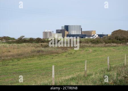 Blick auf das Kernkraftwerk Wylfa in Llanddausaint am 15. September 2020 von Cemlyn, Anglesey, Wales, Großbritannien. Wylfa Nuclear Power Station ist ein ehemaliges Magnox-Kraftwerk, das westlich der Bucht von Cemaes auf der Insel Anglesey vor der Nordwestküste von Wales liegt. Im Jahr 2012 wurde Reaktor 2 abgeschaltet. Drei Jahre später wurde Reaktor 1 am 30. Dezember 2015 abgeschaltet und endete damit 44 Jahre Betrieb am Standort. Stockfoto