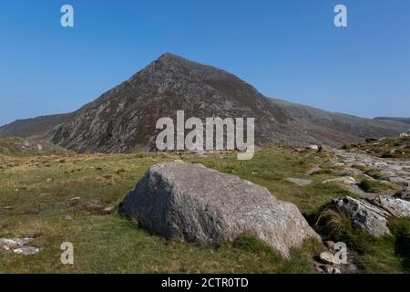 Blick auf den Gipfel des Pen yr Ole Wen am 17. September 2020 in Pont Pen-y-benlog, Snowdonia, Wales, Vereinigtes Königreich. Snowdonia ist eine bergige Region im Nordwesten von Wales und ein Nationalpark von 823 Quadratmeilen. Es war der erste, der 1951 von den drei Nationalparks in Wales benannt wurde. Stockfoto