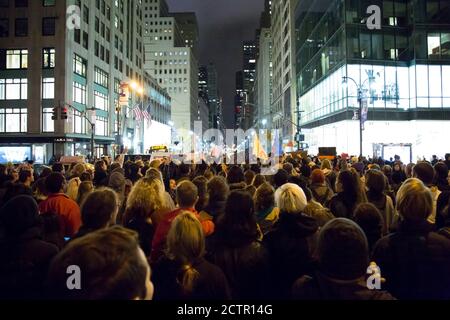 Menschenmenge bei der Nachwahlnacht Donald Trump Protest, New York City, New York, USA, 9. November 2016 Stockfoto