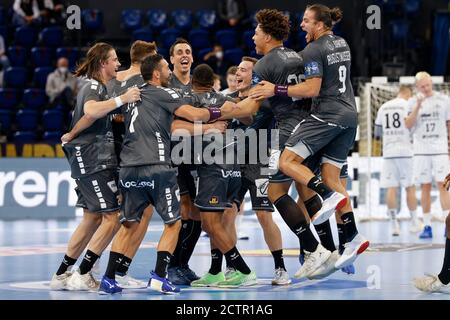 Kiel, Deutschland. September 2020. Handball: Champions League, THW Kiel - HBC Nantes, Gruppenphase, Gruppe B, Matchday 2: Die Spieler von HBC Nantes jubeln nach dem Sieg in Kiel. Kredit: Frank Molter/dpa/Alamy Live Nachrichten Stockfoto