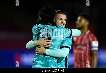 Liverpools Takumi Minamino (links) feiert das zweite Tor seiner Mannschaft mit Teamkollege Harvey Elliott während des Carabao Cup-Spiels in der dritten Runde im LNER Stadium, Lincoln. Stockfoto