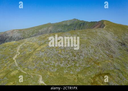 Luftaufnahme von Mount Snowdon und Bwlch Main entlang der Rydd DDU Wanderroute (Snowdonia, Wales, UK) Stockfoto