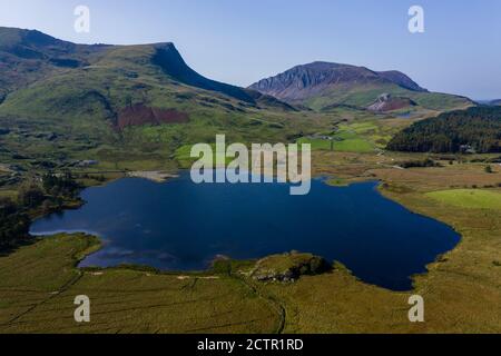 Luftaufnahme einer kurvenreichen Straße durch wunderschöne Berglandschaft (Rhyd DDU, Snowdonia, Wales) Stockfoto