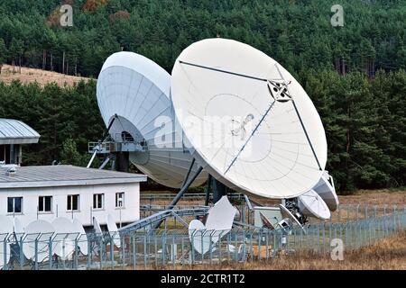 Große Satellitenschüsseln - Plana Berg Observatorium, Bulgarien Stockfoto