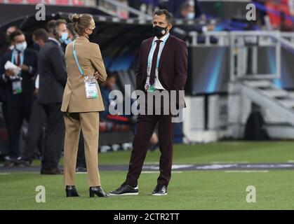 Budapest, Ungarn. 24. Sep, 2020. firo: 24.09.2020 Fuvuball, Fußball UEFA Super Cup 2020 FCB FC Bayern Mvºnchen Muenchen - Sevilla FC Manager Hasan Salihamidzic mit Kathleen Krvºger Nutzung weltweit Credit: dpa/Alamy Live News Stockfoto