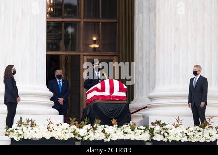 Washington, USA. September 2020. US-Präsident Donald Trump (2. L) zollt am 24. September 2020 vor dem Obersten Gerichtshof der Vereinigten Staaten in Washington, DC, seinen Respekt vor Ruth Bader Ginsburg. Quelle: Liu Jie/Xinhua/Alamy Live News Stockfoto