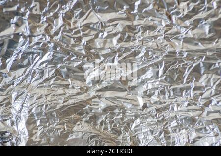 Dünne Blatt von silbernem Blatt Hintergrund mit glänzenden unebenen Oberfläche Stockfoto