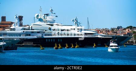 Mehrere Megayachten vertäuten an den Milliardärendocks in Antibes, Frankreich Stockfoto