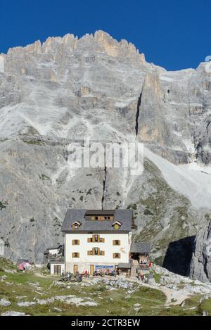 Rifugio Zsigmondy Comici im Naturpark Tre Cime, Sextener Dolomiten, Südtirol, Italien Stockfoto