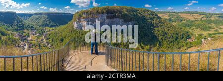 Baume les messieurs, Frankreich - 09 01 2020: Frauen wandern zum Zirkus von Baume les Messieurs Stockfoto
