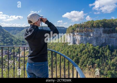 Baume les messieurs, Frankreich - 09 01 2020: Frauen wandern zum Zirkus von Baume les Messieurs Stockfoto