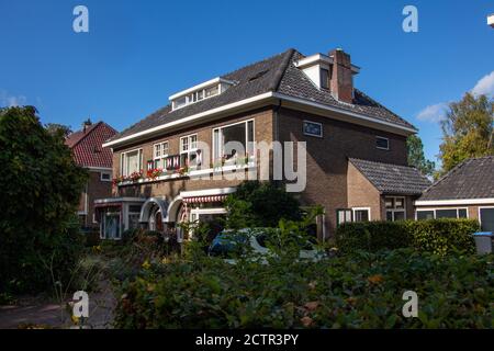 Blick auf ein typisches holländisches Haus in einer Straße, Niederlande Stockfoto