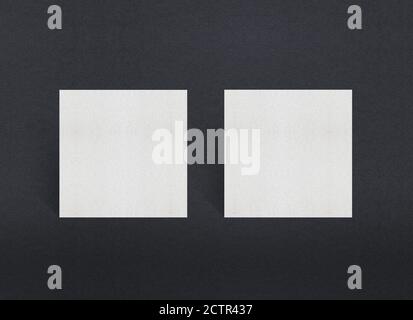 Leere weiße Visitenkarten-Mockup-Stapel auf grauem texturiertem Papierhintergrund. Stockfoto