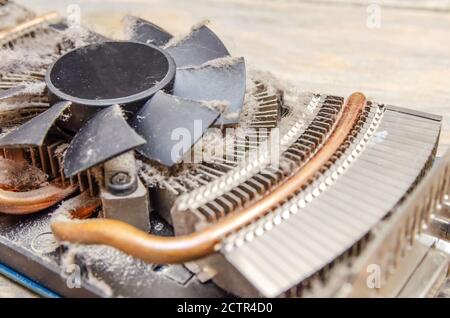 Staub auf CPU-Kühler Grafikkarte Computer Nahaufnahme Holztisch Stockfoto