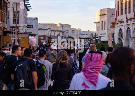 Doha, Katar- 01 Januar 2020- Touristen, Expats und die qataris in Souq waqif.einer der touristischen Destination in Katar. Stockfoto