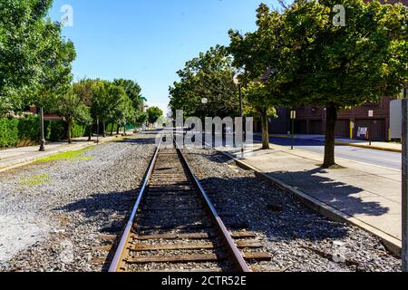 Reading, PA, USA - 19. September 2020: Bahngleise in der Innenstadt von Reading. Stockfoto