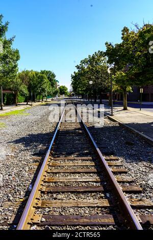 Reading, PA, USA - 19. September 2020: Bahngleise in der Innenstadt von Reading. Stockfoto