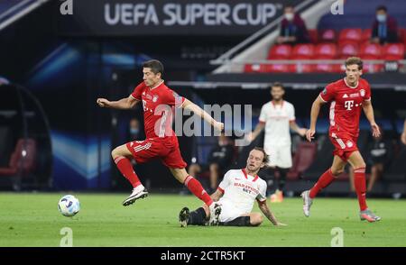 Budapest, Ungarn. 24. Sep, 2020. firo: 24.09.2020 Fuvuball, Fußball UEFA Super Cup 2020 FCB FC Bayern Mvºnchen München - Sevilla FC Robert Lewandowski, Duelle gegen Ivan Rakitic Quelle: dpa/Alamy Live News Stockfoto