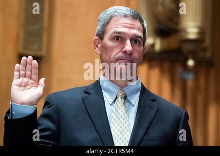 Washington, Vereinigte Staaten Von Amerika. September 2020. Kenneth Cuccinelli, hochrangiger Beamter, der die Aufgaben des stellvertretenden Sekretärs der Abteilung für Heimatschutz ausführt, wird in die Anhörung des Senats für innere Sicherheit und Regierungsangelegenheiten mit dem Titel „Bedrohungen für die Heimat“ im Dirksen Senatsbüro am Donnerstag, dem 24. September 2020 vereidigt. Quelle: Tom Williams/Pool via CNP Quelle: dpa/Alamy Live News Stockfoto