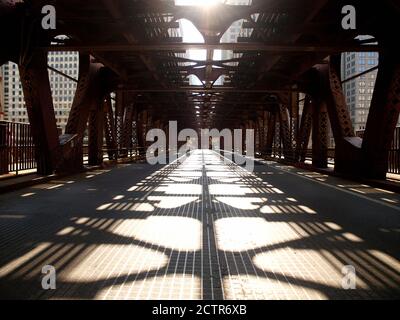 Mittagssicht durch alte Flussbrücke in Chicago, Illinois, USA. Stockfoto