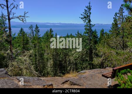 Holzbank nahe dem Gipfel des Mount Maguire bietet Aussicht über die Wälder von Sooke, BC und die Meerenge von Juan de Fuca zu Washingtons Olympic Mountains Stockfoto