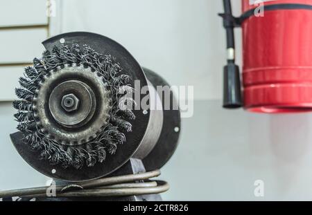 Tischschleifer in der Werkstatt, professionelle Werkzeuge, selektiver Fokus. Stockfoto