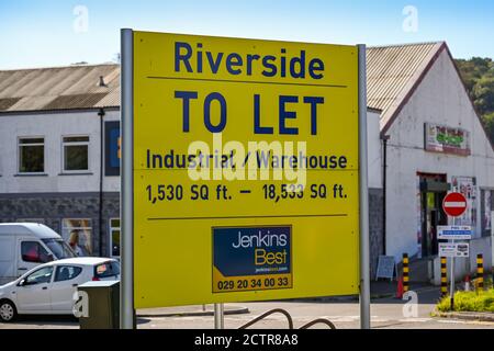 Pontypridd, Wales – September 2020: Zeichen Werbung für eine freie Gewerbeimmobilie auf dem Treforest Industrial Estate zu vermieten. Stockfoto