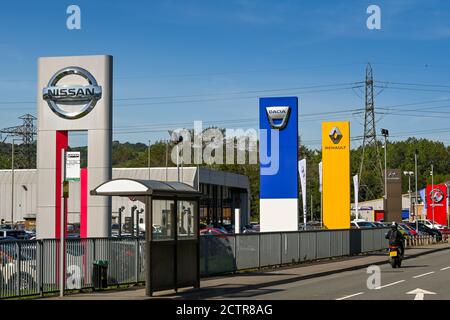 Pontypridd, Wales – September 2020: Schilder vor Autohäusern für Nissan, Dacia, Renault und Vauxhall in der Nähe von Pontypridd. Stockfoto