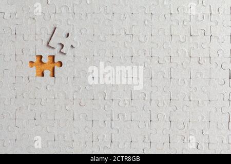 Zerlegtes Puzzle mit einem letzten falschen Stück unmöglich zu füllen Stockfoto