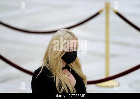 Washington, USA. September 2020. Tiffany Trump zollt Respekt, als die Richterin Ruth Bader Ginsburg am Donnerstag, den 24 2020. September, in Washington unter dem Portico an der Spitze der vorderen Stufen des Gebäudes des Obersten Gerichtshofs der USA in Ruhe liegt. Ginsburg, 87, starb am 18. September an Krebs. (Foto von Andrew Harnik/Pool/Sipa USA) Quelle: SIPA USA/Alamy Live News Stockfoto