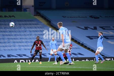 Phil Foden (rechts) von Manchester City erzielt beim dritten Spiel im Carabao Cup im Etihad Stadium in Manchester das zweite Tor seiner Spielmannschaft. Stockfoto