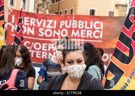 Rom, Italien. September 2020. 24 Stunden Generalstreik für eine öffentliche Schule, die allen Basisgewerkschaften zugänglich ist, demonstrierten Lehrer und Schüler, um Geld von der Schule zu fordern. Die Lehrer müssen alle stabilisiert und die didaktische Kontinuität für die Schüler gewährleistet werden. (Foto von Elisa Bianchini/Pacific Press) Quelle: Pacific Press Media Production Corp./Alamy Live News Stockfoto