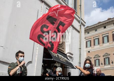 Rom, Italien. September 2020. 24 Stunden Generalstreik für eine öffentliche Schule, die allen Basisgewerkschaften zugänglich ist, demonstrierten Lehrer und Schüler, um Geld von der Schule zu fordern. Die Lehrer müssen alle stabilisiert und die didaktische Kontinuität für die Schüler gewährleistet werden. (Foto von Elisa Bianchini/Pacific Press) Quelle: Pacific Press Media Production Corp./Alamy Live News Stockfoto