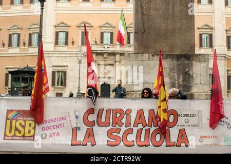 Rom, Italien. September 2020. 24 Stunden Generalstreik für eine öffentliche Schule, die allen Basisgewerkschaften zugänglich ist, demonstrierten Lehrer und Schüler, um Geld von der Schule zu fordern. Die Lehrer müssen alle stabilisiert und die didaktische Kontinuität für die Schüler gewährleistet werden. (Foto von Elisa Bianchini/Pacific Press) Quelle: Pacific Press Media Production Corp./Alamy Live News Stockfoto