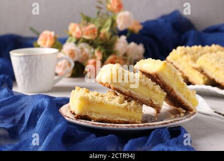 Wiener geriebene Kekse mit Quark-Füllung auf grauem Hintergrund, horizontales Format Stockfoto