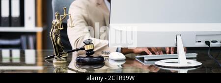 Afroamerikanischer Anwalt Oder Rechtsanwalt. Gerichtsverfahren Stockfoto