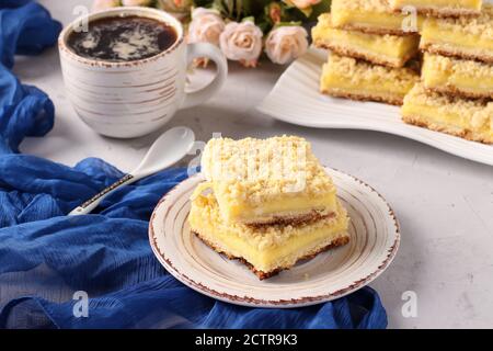 Wiener geriebene Kekse mit Quark-Füllung auf grauem Hintergrund, Closeup, horizontales Format Stockfoto