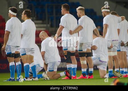 Manchester, England, 21. September 2020. Sale Sharks Respekt Black Lives Matter vor ihrer Premiership Rugby Cup Finale im A J Bell Stadium. Quelle: Colin Edwards/Alamy Live News. Stockfoto