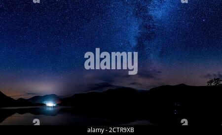 Ein Panoramablick auf die Milchstraße über Ullswater in Das englische Seengebiet Stockfoto