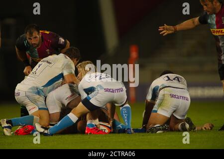 Manchester, England, 21. September 2020. FAF De Klerk pflückt den Ball aus einem Ruck während des Premiership Rugby Cup Finales zwischen Sale Sharks und Harlekins im A J Bell Stadium. Stockfoto