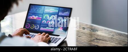 African American Data Analyst mit Data Analytics KPI Dashboard Stockfoto