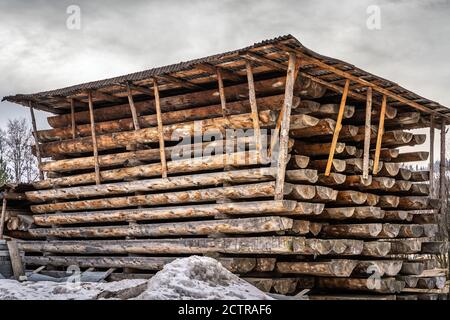 Lufttrocknende Holzbretter in großen Holzstapel. Gewürzholz oder Holz für die Bauindustrie in der Tatra, Polen Stockfoto